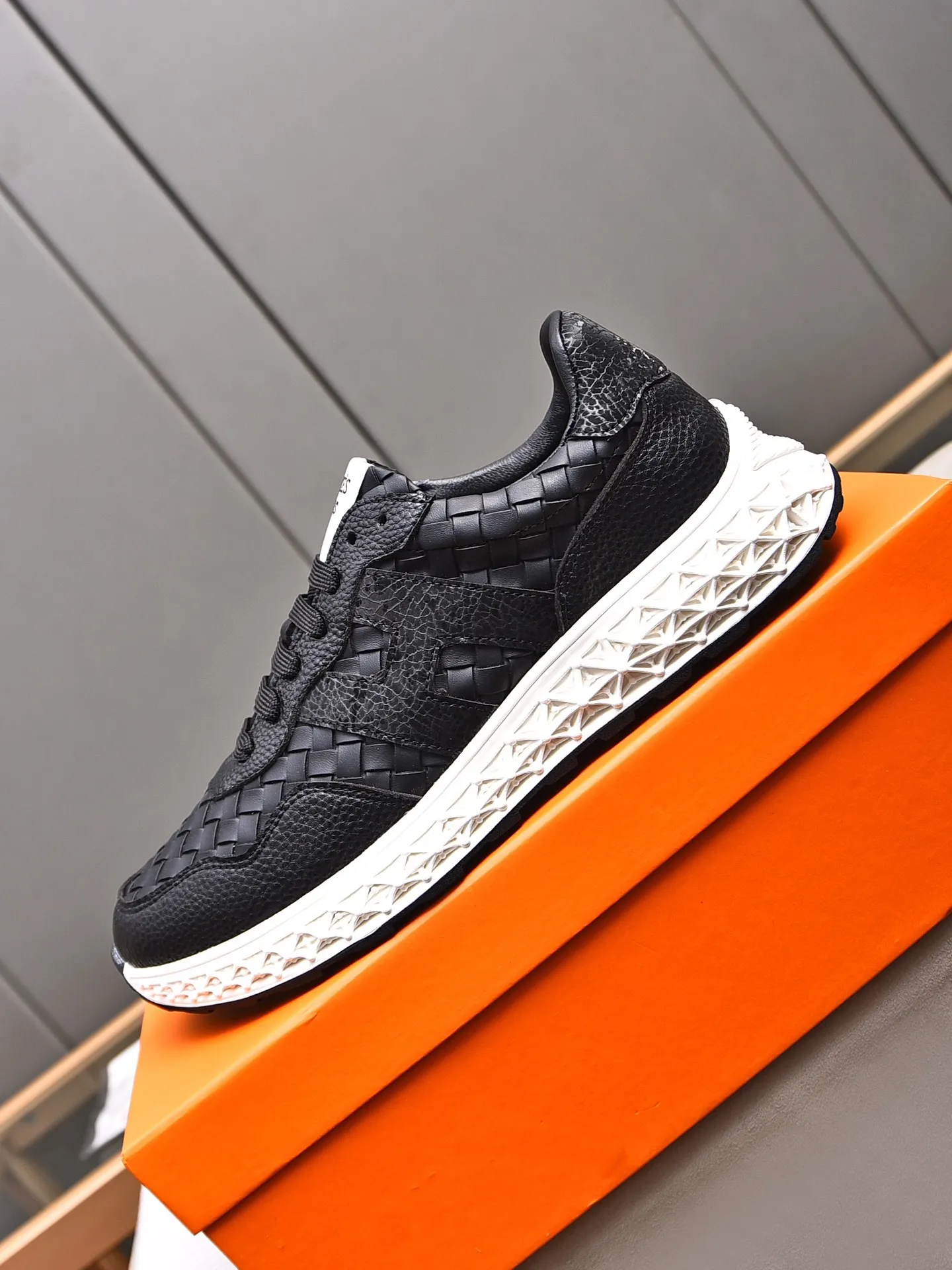 📛📛📛Men's Shoes💰P420 (Hermes)🆕Men's color-blocked sneakers, decorated with textured calfskin details. Spliced ​​with original cowhide, this shoe draws inspiration from the equestrian world, integrating technical details and practical functions. Breathable mesh, original combination outsole, high-end quality, every detail is perfectly combined! Size: 38-44 (45 can be customized)